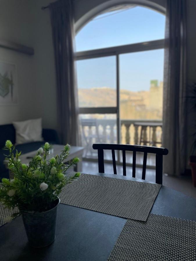 Seafront Apartment With Balcony Overlooking Marina Ghajnsielem Bagian luar foto